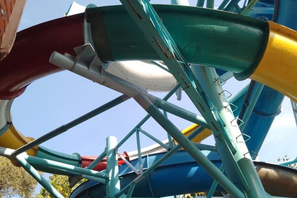 Petugas Saat Memastikan Perosotan Di Pantai Kenjeran Park Ambrol,