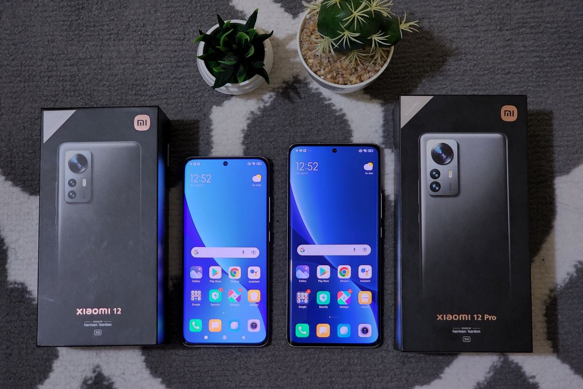 Tampilan depan Xiaomi 12 (kiri) dan Xiaomi 12 Pro (kanan).