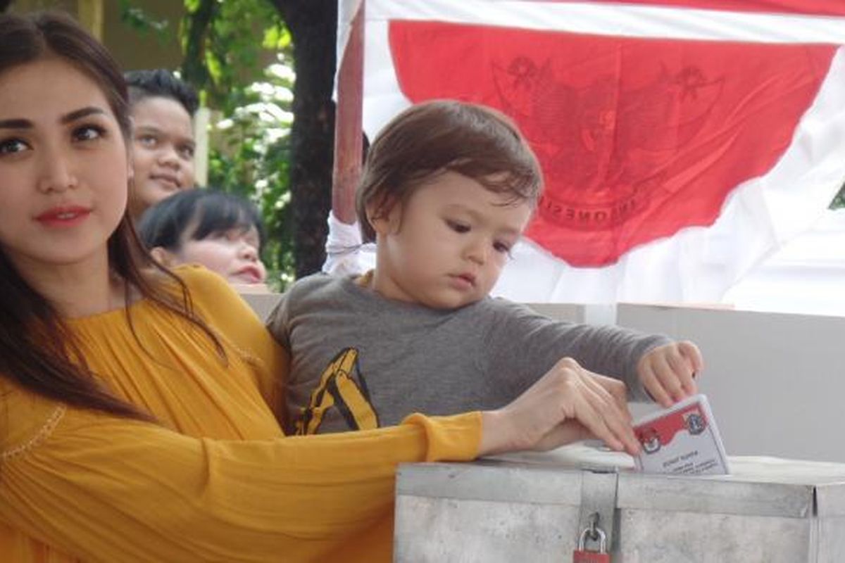Jessica Iskandar usai menggunakan hak suaranya di TPS 22, Pasar Manggis, Setia Budi, Jakarta Selatan, Rabu (15/2/2017).