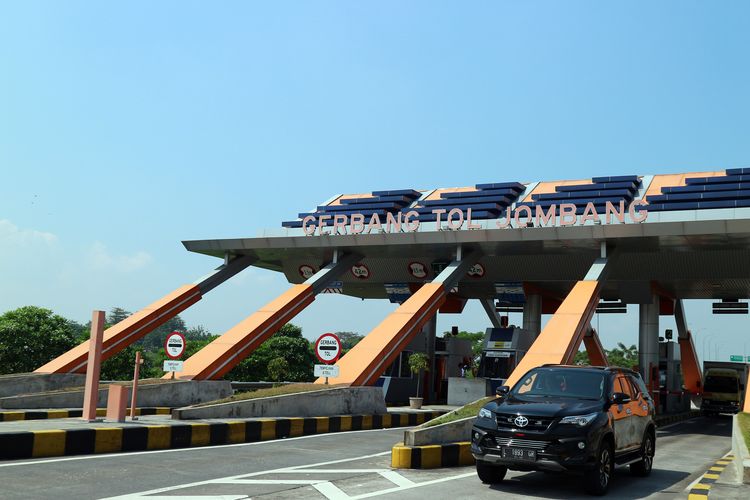 Suasana di Gerbang Tol Jombang, pada Senin (27/5/2019), masih tampak lengang. Kepadatan di salah satu ruas tol trans Jawa ini diprediksi terjadi pada H-5 hingga H-3 lebaran.                         