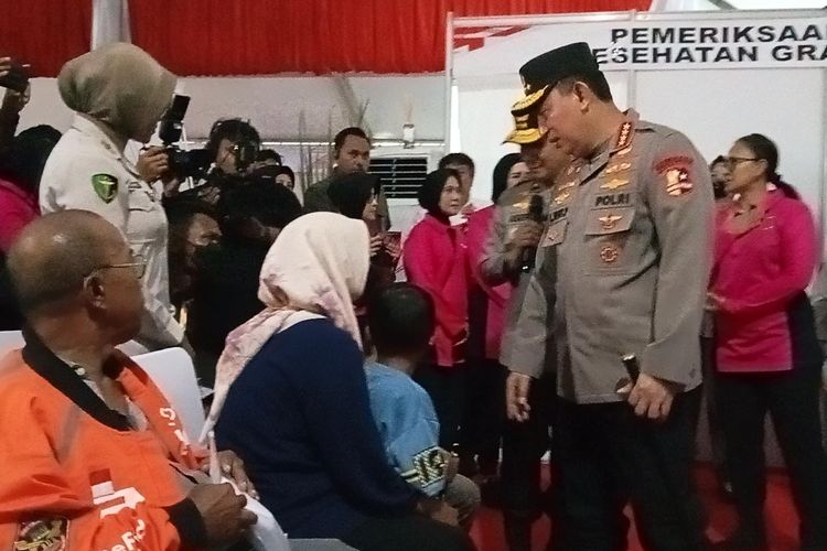 Kapolri Bagikan Paket Imunitas dan Alat Bantu Disabilitas di Polres Metro Bekasi