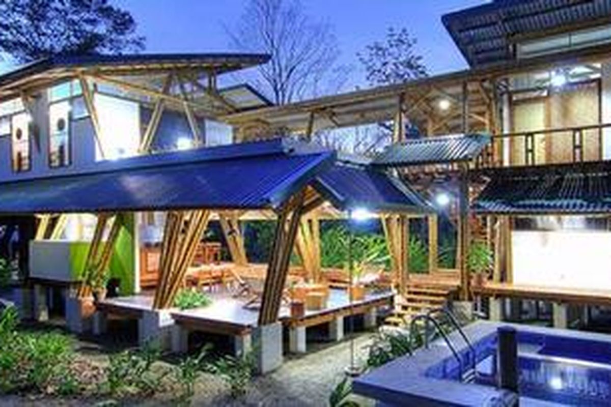 Rumah cantik ini dibangun oleh para pekerja terlatih menggunakan material lokal. Mereka menggunakan bahan Guadua, kayu jati, beton, strainer, semen, lamina kilap, dan batu alam.