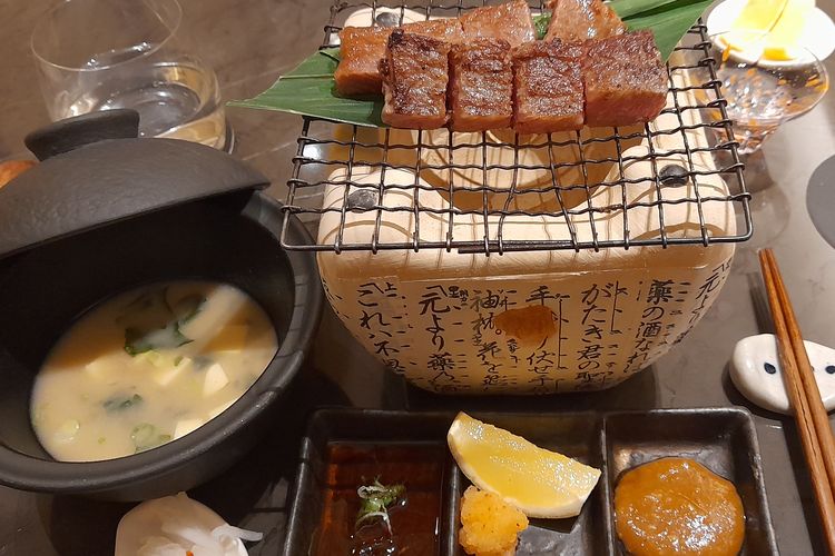 A5 Kagoshima Beef Teppanyaki dan Garlic Fried Rice and Miso Soup di Shio Japanese Restaurant InterContinental Jakarta Pondok Indah.