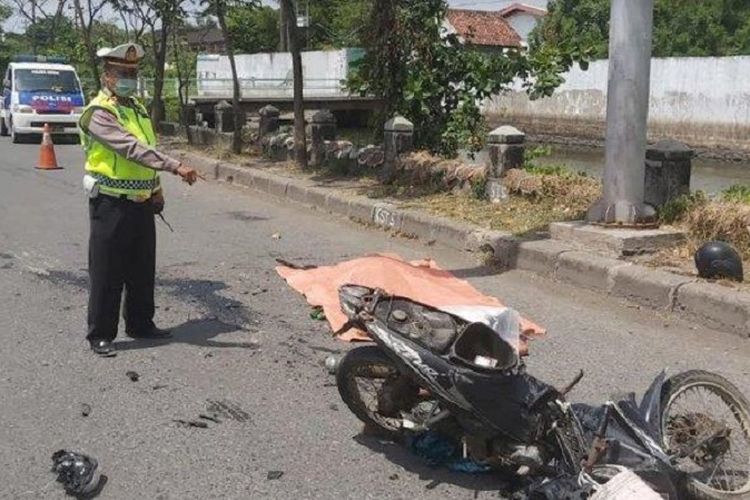 Polisi menunjukkan motor yang terlindas truk di Jalan Kaligawe, Kota Semarang, Jawa Tengah. Suami istri asal Demak tewas dalam kejadian yang terjadi Kamis (25/8/2022).