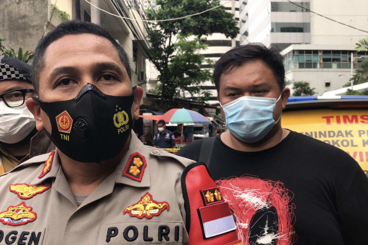 Kapolsek Metro Setiabudi, AKBP Yogen Heroes Baruno memberikan keterangan terkait penemuan potongan tubuh di belakang Mall Ambassador tepatnya di Jalan Pedurenan Masjid, Karet Kuningan, Setiabudi, Jakarta Selatan pada Senin (22/3/2021) sore.