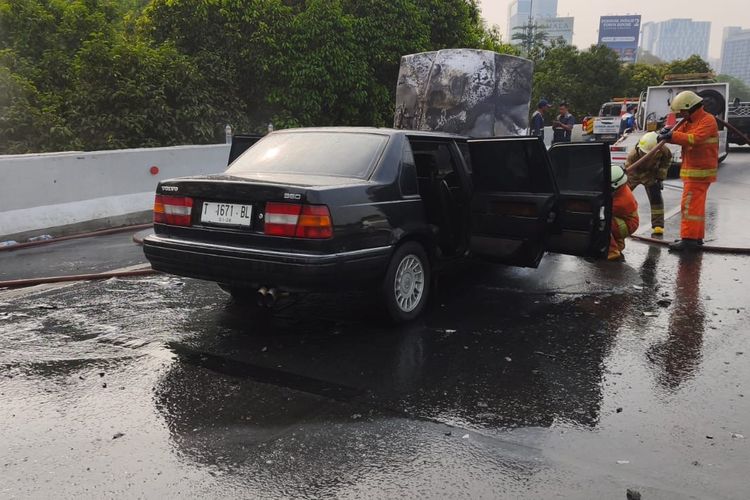 Mobil Volvo Terbakar di Tol JORR Arah Cawang, Diduga Korsleting Mesin