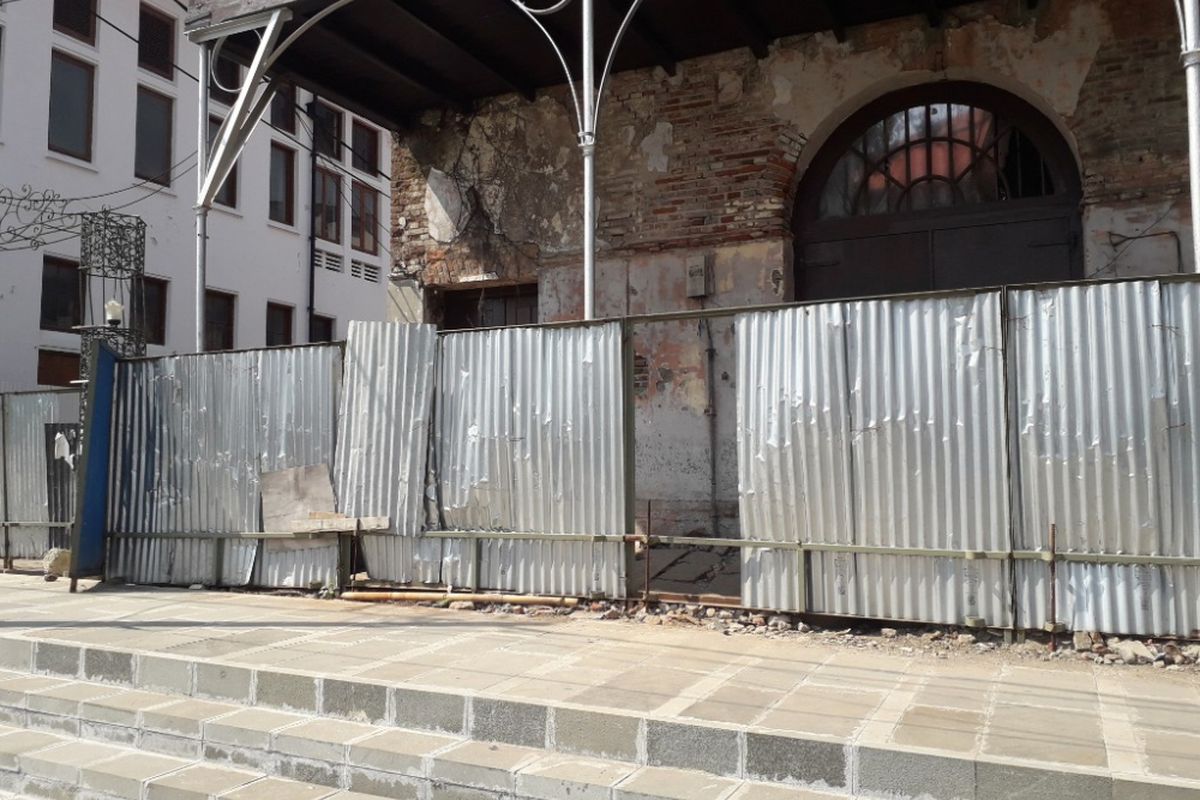 Celah di antara pagar seng menjadi akses bagi pengunjung untuk menuju Kali Besar dari Taman Fatahillah, Kota Tua, Jakarta  Barat dan sebaliknya. Foto diambil Sabtu (7/7/2018).