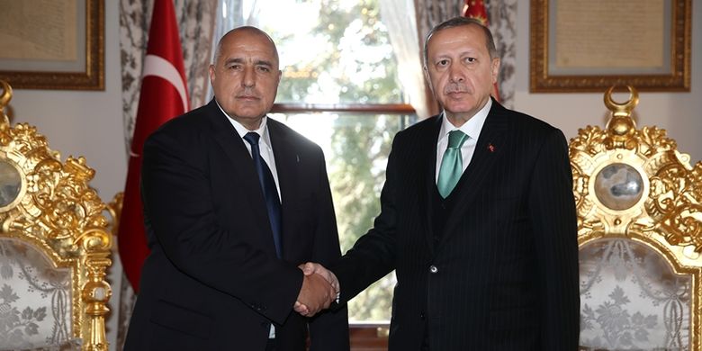 Foto ini dirilis oleh kantor pers presiden Turki pada Minggu (7/1/2018) di Istanbul, menunjukkan Presiden Turki Recep Tayyip Erdogan (kanan) berjabat tangan dengan Perdana Menteri Bulgaria Boyko Borisov (kiri). (AFP)