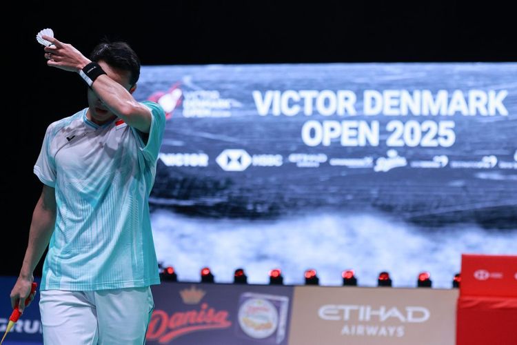 Jonatan Christie, pemain bulutangkis tunggal putra Indonesia, saat beraksi di babak 16 besar Denmark Open 2025 melawan Kodai Naraoka (Jepang).