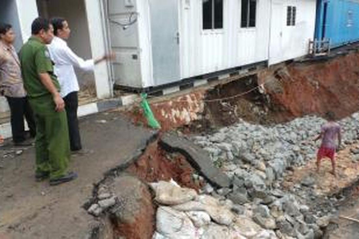 Gubernur DKI Jakarta Joko Widodo (kemeja putih) meninjau perbaikan Waduk Setiabudi, Jakarta Selatan, Senin (20/1/2014). Salah satu bagian turap di waduk itu longsor pada Minggu sehari sebelumnya.