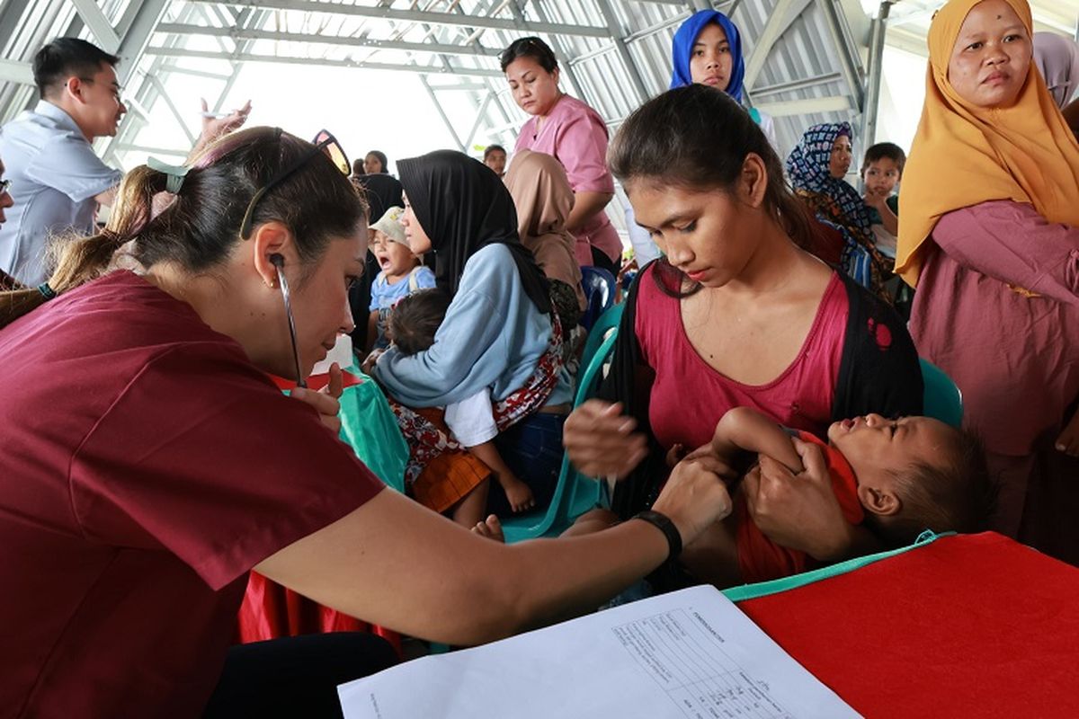 Perum Bulog melalui kegiatan Bulog Peduli Gizi memberikan bantuan 7.650 kg beras Protivit dan pemeriksaan kesehatan gratis untuk keluarga dengan balita di Desa Senaru, Lombok Utara, Nusa Tenggara Barat, Kamis (7/9/2023).