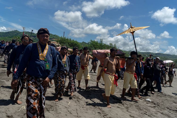 Abdi dalem Keraton Yogyakarta membawa sesaji saat prosesi Labuhan Pantai Parangkusumo di Bantul, Yogyakarta, Minggu (11/2/2024). Ritual yang digelar setiap tanggal 30 bulan Rajab dalam kalender Jawa tersebut dalam rangka memperingati bertahtanya Sri Sultan HBX. 