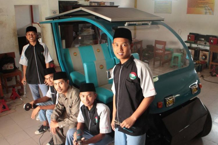 Inilah mobil buatan santri Pondok Pesantren Nurul Islam (Nuris) Kelurahan Antirogo, Kecamatan Sumbersari, Kabupaten Jember, Jawa Timur. Mobil tersebut berbahan ramah lingkungan, yakni dari energi sinar matahari.