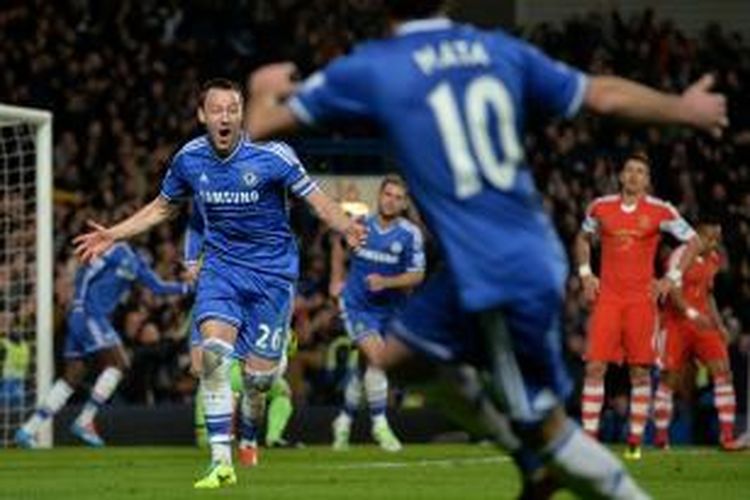 Bek Chelsea, John Terry, saat melakukan selebrasi seusai mencetak gol ke gawang Southampton pada lanjutan Premier League di Stadion Stamford Bridge, Minggu (1/12/2013). 