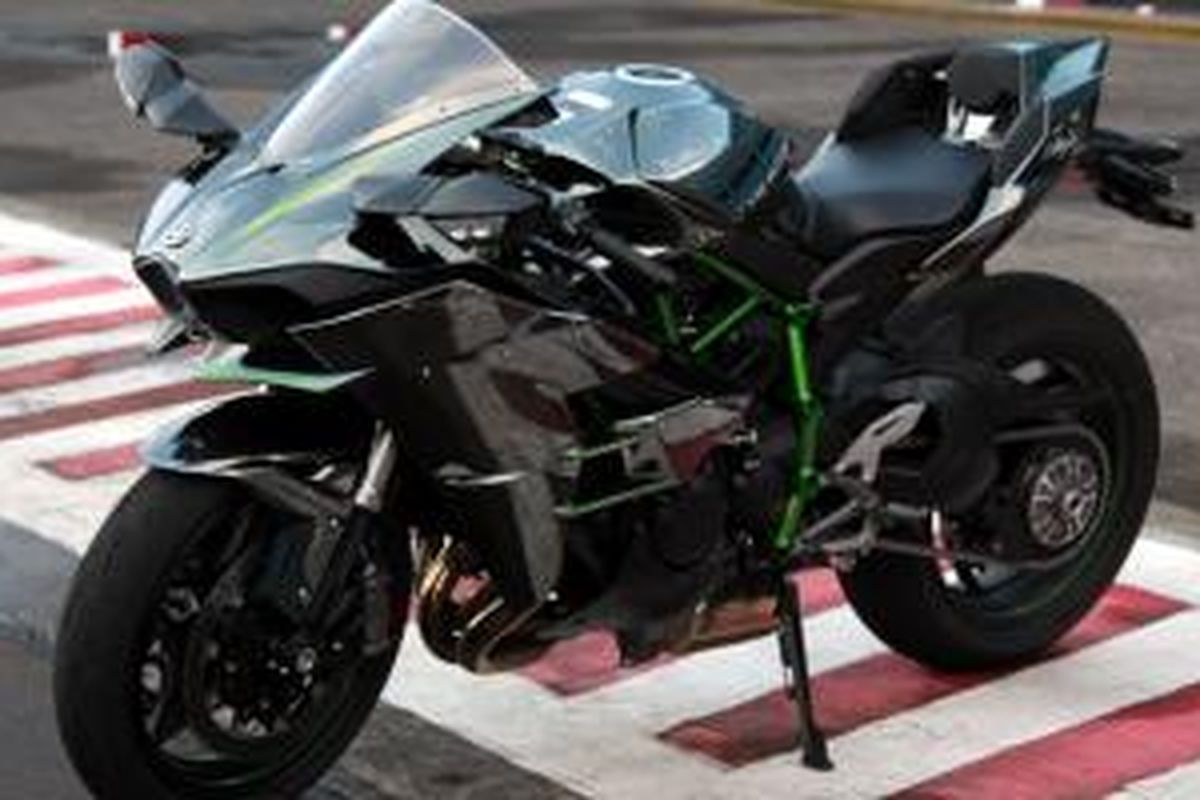 Kawasaki Ninja H2 saat diluncurkan di Sirkuit Sentul, Bogor, (16/1/2015).