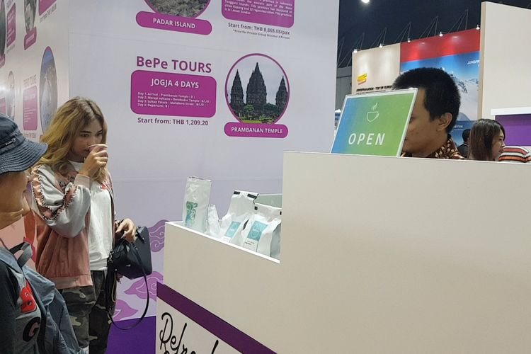 Warga Thailand mencoba kopi susu kekiniam di booth Indonesia, Thai International Travel Fair 2020.