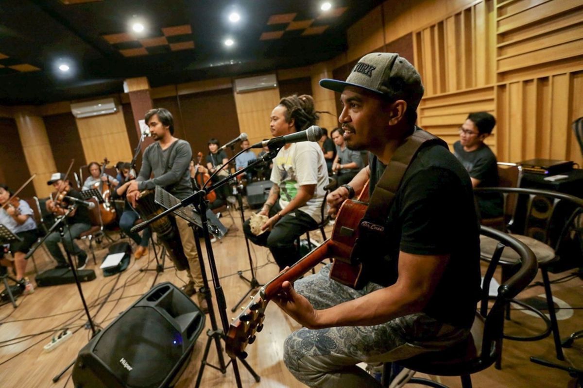 Penyanyi Glenn Fredly dan KunoKini berlatih menjelang konser Musika Foresta di Jakarta, Jumat (12/5/2017). Konser Musika Foresta akan digelar di Balai Sarbini Sabtu (13/5/2017) besok.  