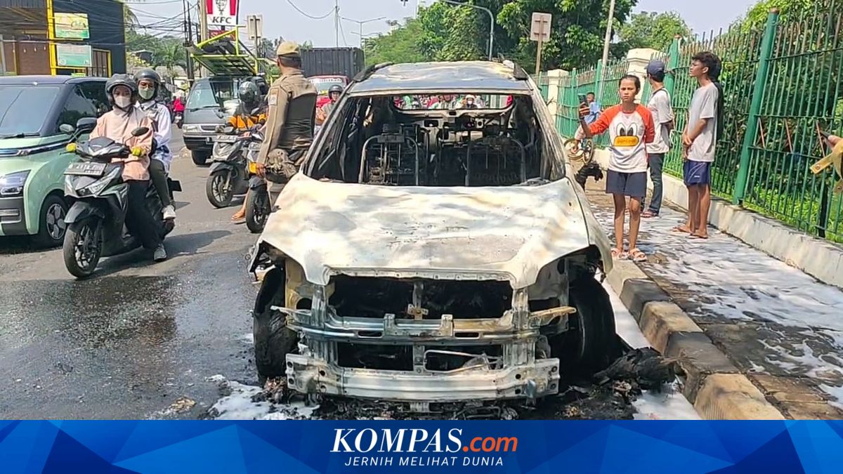 Kap Mesin Berasap dan Keluar Api, Sebuah Mobil Ludes Terbakar di Ciracas