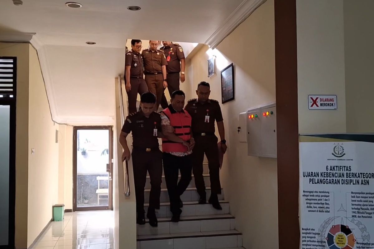 Kades Tambakrejo ditetapkan tersangka oleh Kejaksaan Negeri Tulungagung Jawa Timur, atas dugaan korupsi anggaran keuangan Desa, Rabu (18/09/2024)