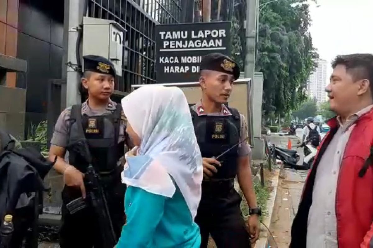 Penjagaan diperketata saat memasuki Polres Jakarta Barat, Rabu (13/11/2019)