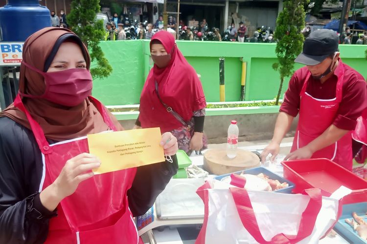 
Pedagang di Pasar Sederhana, Jalan Sederhana, Kota Bandung, menunjukkan kertas bertuliskan Bantuan Presiden Joko Widodo kepada pedagang pasar, pedagang kaki lima, dan pedagang asongan. Presiden RI Joko Widodo (Jokowi) didampingi Gubernur Jawa Barat Ridwan Kamil dan Plt Wali Kota Bandung Yana Mulyana menyempatkan waktu berkunjung, Senin (17/1/2022).