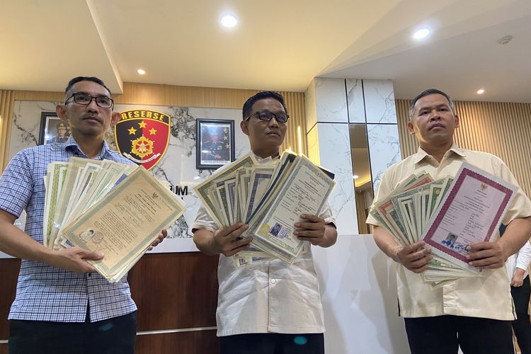 Polisi saat menunjukkan barang bukti ijazah eks karyawan UD Sentoso Seal, Kamis (22/5/2025).