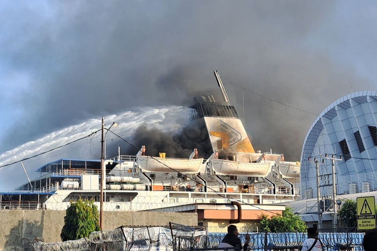 KM Umsini saat terbakar di Pelabuhan Soekarno Hatta Makassar, Sulsel, Minggu (9/6/2024)