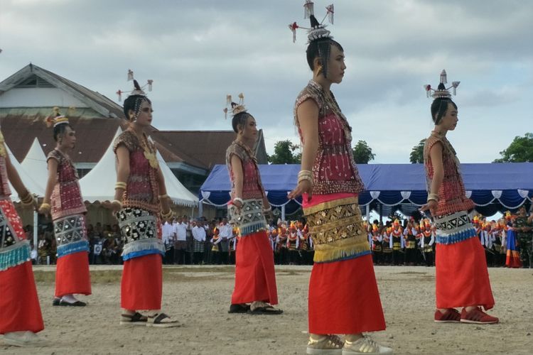 Para penari Lengko saat tampil di parade kebudayaan bahari terbesar di Wakatobi, Wonderful Festival and Expo 2017 atau Wakatobi Wave 2017 di Pelabuhan Panggulubelo, Pulau Wangi-wangi, Kabupaten Wakatobi, Sulawesi Tenggara, Sabtu (11/11/2017).