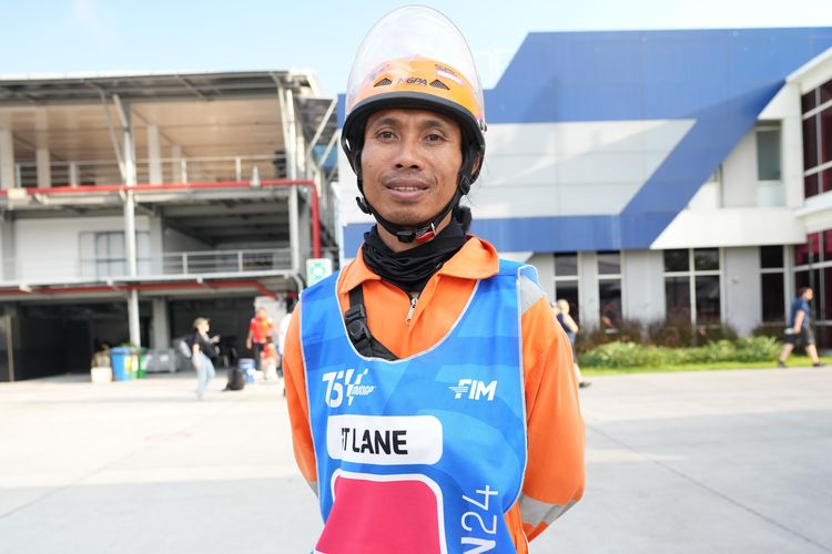 Salah satunya, Alwan Hafizin, seorang marshal atau petugas lapangan di area paddock sirkuit Pertamina Mandalika International Circuit. Dalam kesehariannya, Alwan adalah seorang pedagang. Ia mengaku bangga bisa menjadi bagian dari gelaran ini sekaligus senang karena mendapatkan tambahan penghasilan.