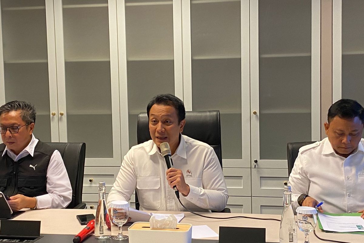 Wakil Menteri Lingkungan Hidup, Diaz Hendropriyono, menjelaskan paparan radioaktif pada cengkih ekspor, di Jakarta Selatan, Selasa (11/11/2025). 