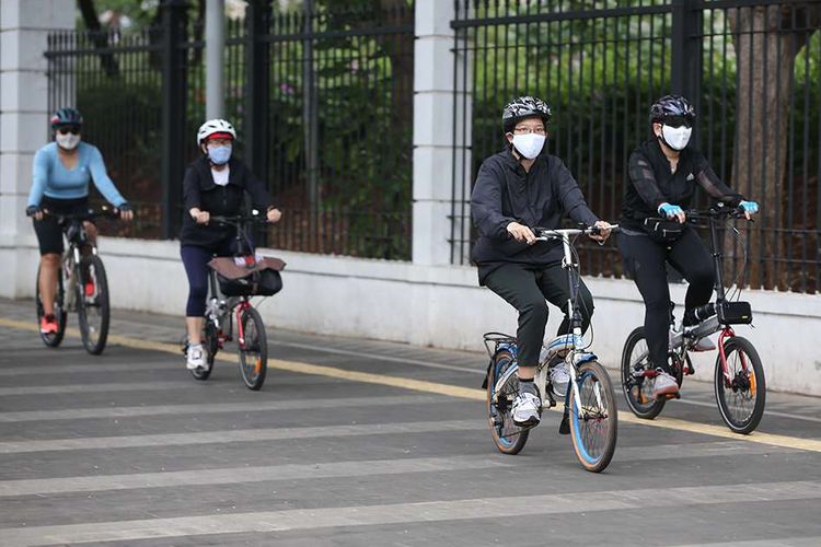 Warga bersepeda di Jalan Jenderal Sudirman, Jakarta, Senin (21/9/2020). Menteri Perhubungan Budi Karya Sumadi menerbitkan Peraturan Menteri Perhubungan Nomor 59 Tahun 2020 tentang Keselamatan Pesepeda di Jalan.