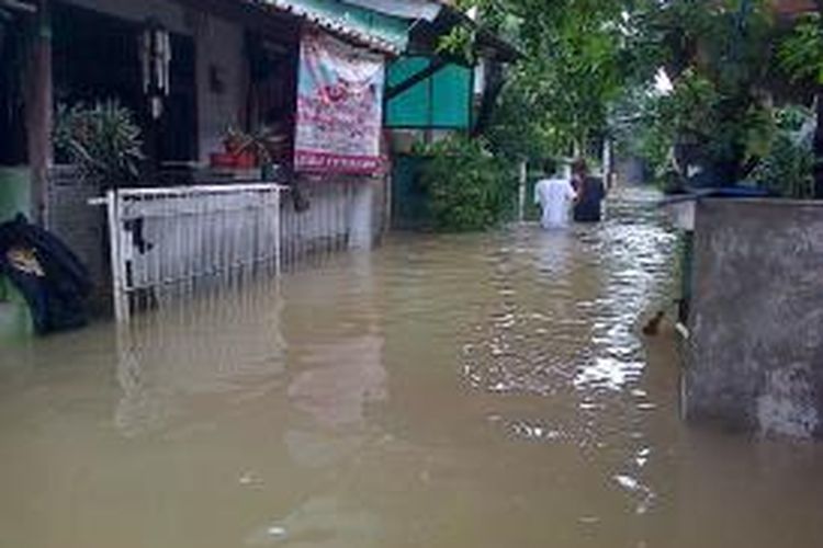Banjir yang menggenangi pemukiman warga RW 010, Kelurahan Kebon Pala, Makasar, Jakarta Timur