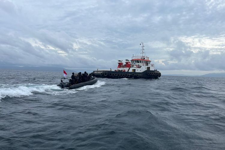 Kapal Republik Indonesia (KRI) Bung Hatta-370 mengamankan dua kapal pengangkut nikel yang terindikasi melakukan pelanggaran di Perairan Mandiodo, Konawe Utara, Sulawesi Utara, Selasa (25/11/2025).).