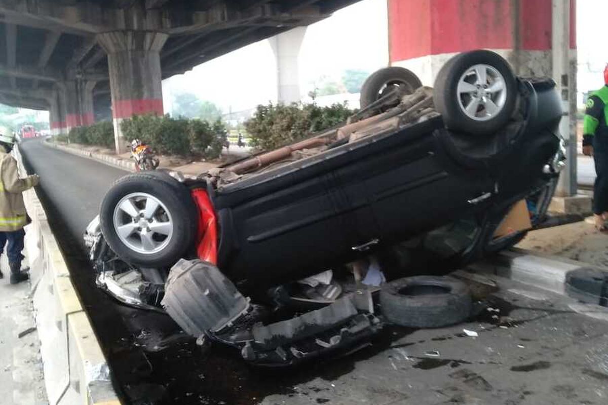 Mobil Toyota Rush B 1518 UFQ terguling usai tabrak separator jalur busway di Jalan DI Panjaitan, Jatinegara, Jakarta Timur, Minggu (22/12/2019).