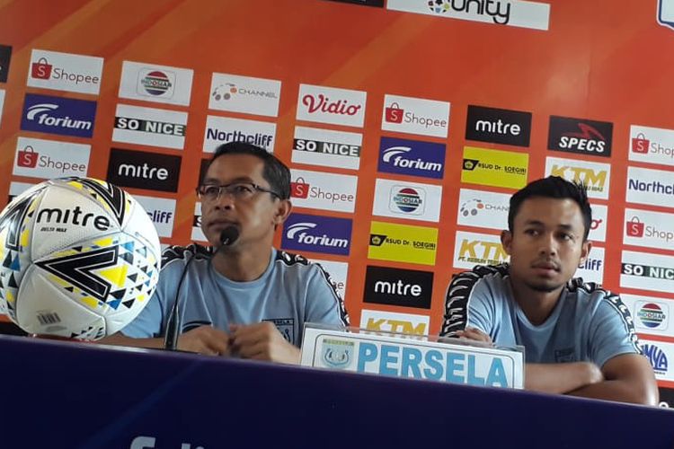 Pelatih Persela Lamongan, Aji Santoso (kiri) dan Arif Satria.