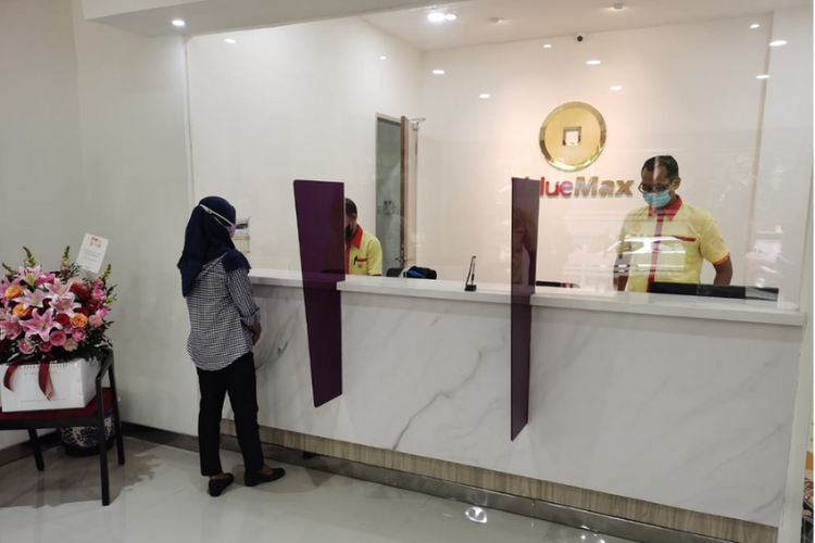 Pelayanan kepada nasabah perdana Gadai ValueMax di cabang Pos Pangumben, Gedung Perkantoran Permata Eksekutif, Kelapa Dua, Kebon Jeruk. 