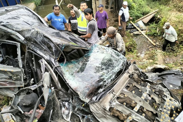 Fortuner Diduga Rem Blong Tabrak Tiang Listrik di Batang, Satu Orang Meninggal