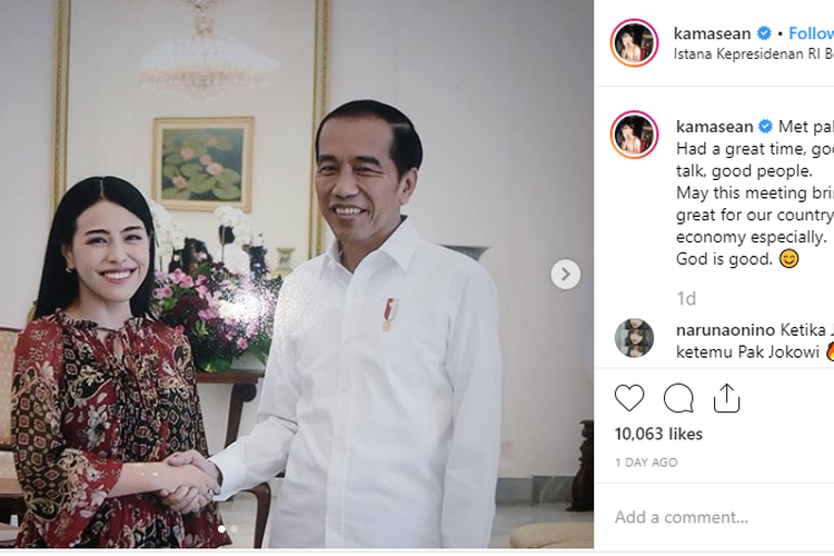 Penyanyi Kamasean saat berfoto bersama Presiden Jokowi.