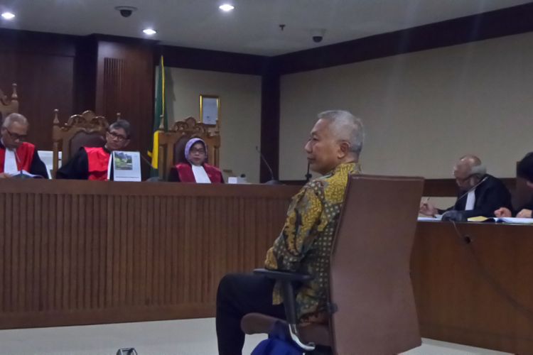 Direktur Jenderal Perhubungan Laut Kementerian Perhubungan Antonius Tonny Budiono duduk di kursi terdakwa di Pengadilan Tipikor Jakarta, Kamis (18/1/2018).