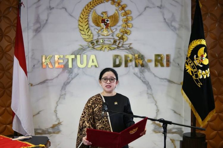 Ketua Dewan Perwakilan Rakyat (DPR) Republik Indonesia (RI) Puan Maharani saat membacakan naskah Pembukaan UUD 1945 dalam Upacara Peringatan Hari Lahir Pancasila di Gedung Pancasila, Jakarta, pada Selasa (1/6/2021).