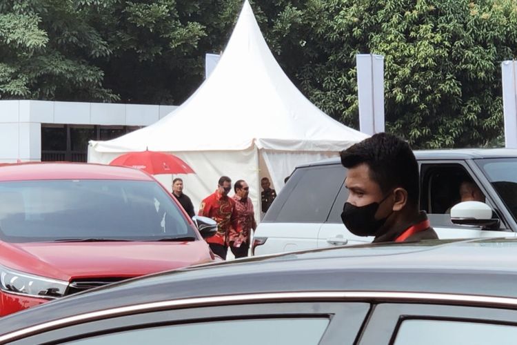Mantan Panglima TNI Andika Perkasa tiba di Stadion Utama Gelora Bung Karno, Senayan, Jakarta, Sabtu (24/6/2023). Ia menghadiri perayaan puncak Bulan Bung Karno yang diadakan oleh PDI-P. 