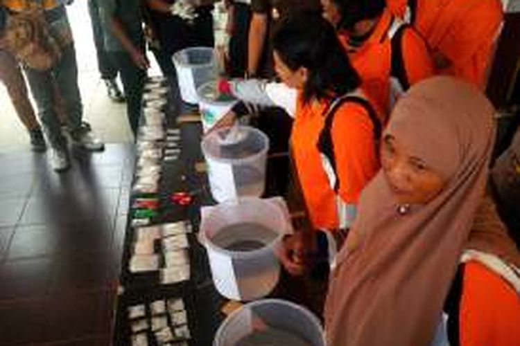 Tersangka kasus penyelundupan sabu dari Malaysia berebut menunjuk barang bukti yang sedikit karena takut hukuman mati di sela pemusnahan barang bukti sabu yang diselundupkan dari Malaysia, Rabu (26/10/2016) siang.