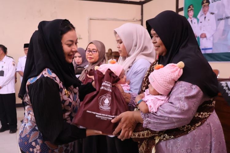 Tekan Stunting, Pemkab Brebes Salurkan Bantuan Pangan Bergizi untuk 300 Balita