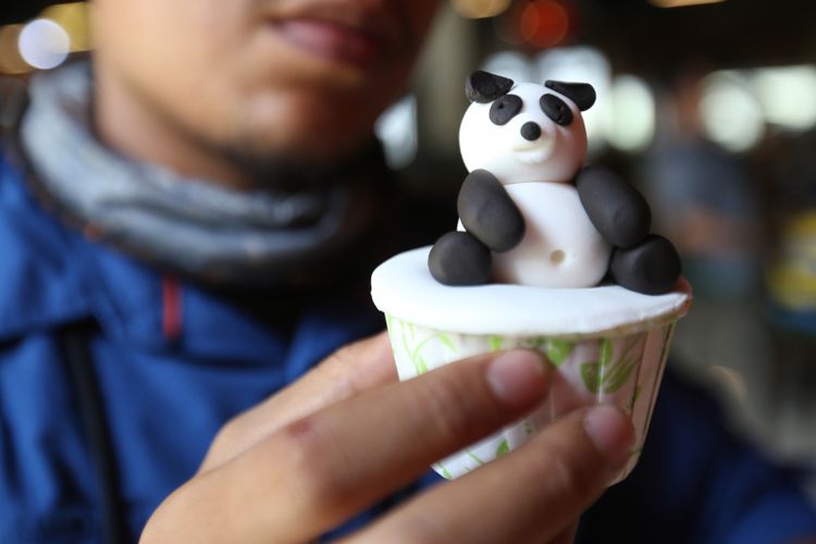 Kue berbentuk panda menjadi salah satu menu makanan yang ada di restoran Istana Panda Indonesia, Taman Safari Indonesia Bogor, Jawa Barat, Rabu (1/11/2017). Sepasang panda, Cai Tao (jantan) dan Hu Chun (betina) yang berasal dari pengembangbiakan di China Wildlife Conservation Association (CWCA) telah selesai menjalani proses karantina dan akan diperkenalkan untuk publik pada November 2017 ini