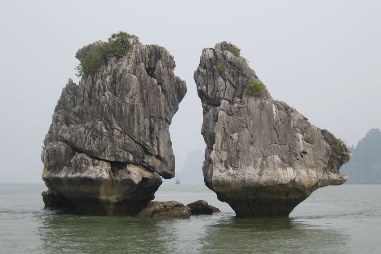 Ilustrasi Kissing Rocks di Ha Long Bay, Vietnam.