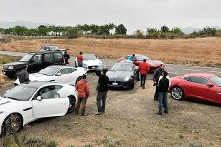 Para jurnalis peserta Jaguar F-Type Coupe Media Drive rehat sejenak dalam perjalanan menuju Ferer Bobet Priorat dari Lleida, Spanyol, Minggu (30/3/2014). Cuaca mendung dan hujan menghambat para jurnalis untuk mengambil gambar.