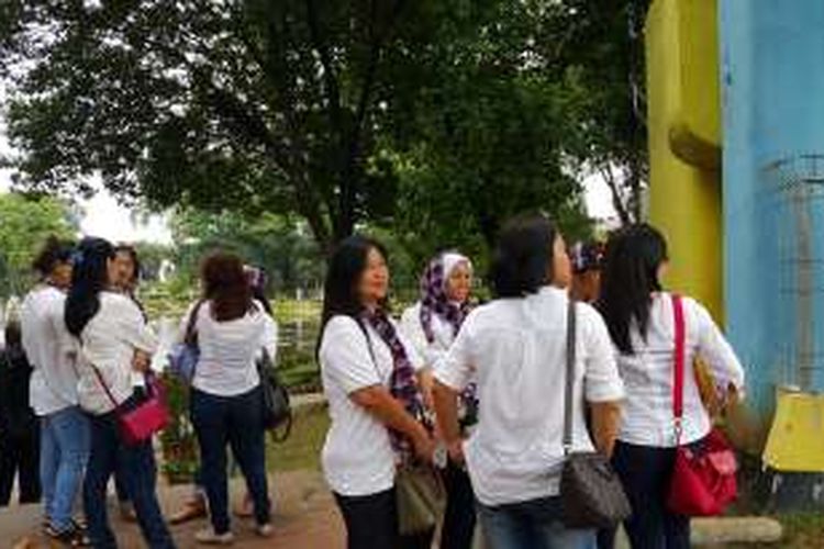 Warga tetap datang ke Rumah Lembang, Menteng, Jakarta Pusat, untuk bertemu calon gubernur DKI Jakarta Basuki Tjahaja Purnama (Ahok), Rabu (28/12/2016). Mereka berkumpul di Taman Situ Lembang yang berada di depan Rumah Lembang.