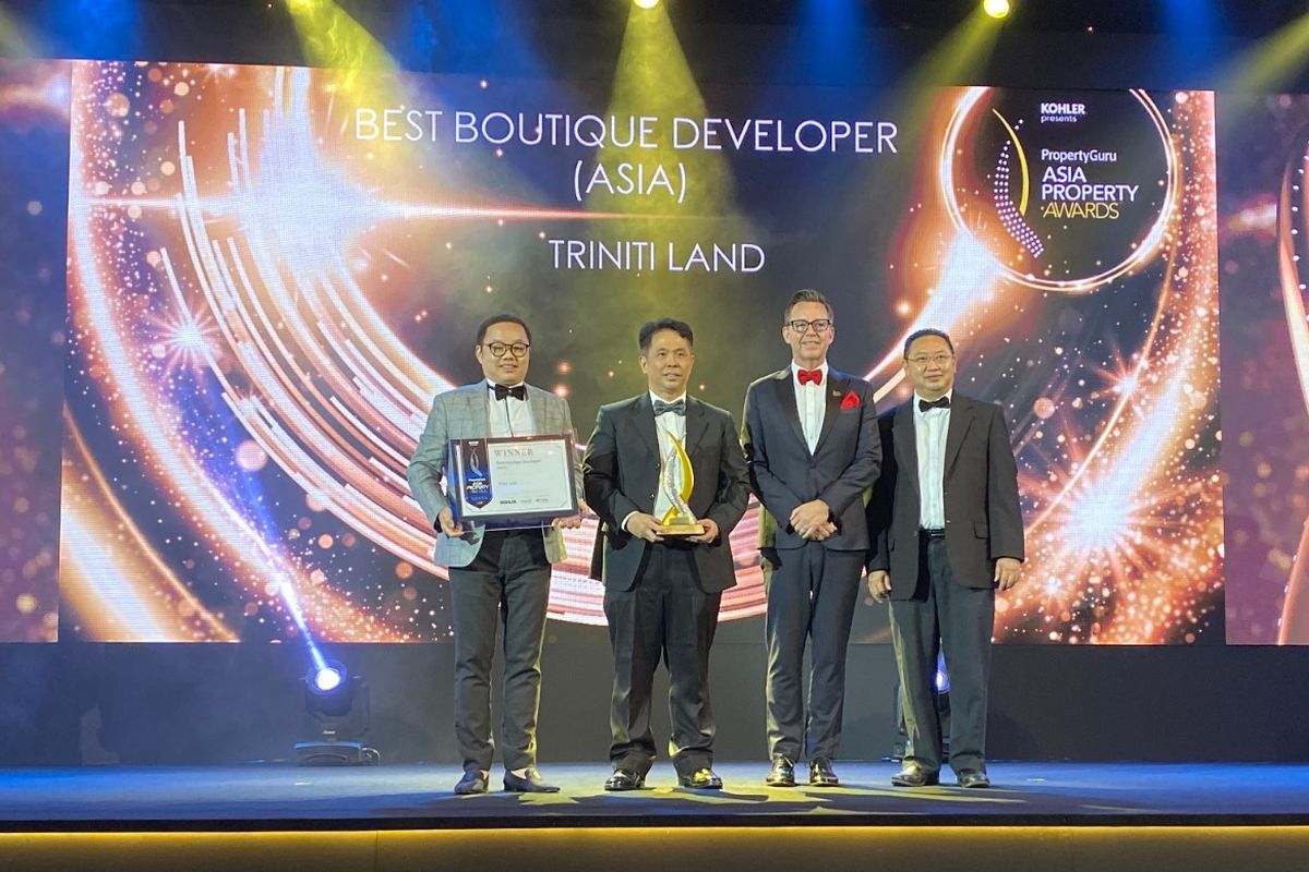 Komisaris Utama Triniti Land Septian Starlin (kiri), President & CEO Triniti Land Ishak Chandra (kedua dari kiri) dan Direktur Triniti Land Johanes L. Andayaprana (kanan) memenangkan penghargaan sebagai  Asia Best Boutique Developer versi PropertyGuru Asia Property Awards Grand Final 2019 yang diadakan di Bangkok, Thailand, Sabtu (23/11/2019).