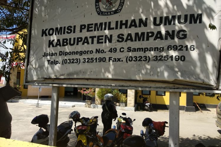 KPU Sampang menggelar rapat tertutup untuk menindaklanjuti putusan MK terkait Pilkada Sampang yang harus melakukan pemungutan suara ulang, Kamis (6/9/2018).