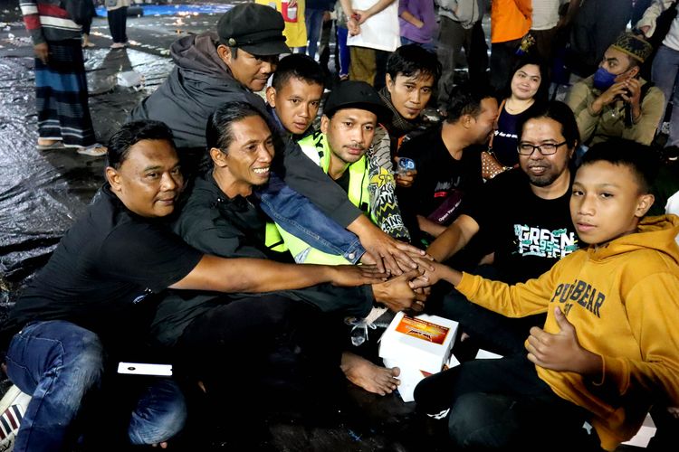 Kekompakan perwakilan Persebaya Surabaya dan Bonek bersama Aremania seusai berdoa bersama di pasca tragedi yang terjadi pada pekan ke-11 Liga 1 2022-2023 seusai pertandingan bertajuk Derbi Jawa Timur, Arema FC melawan Persebaya Surabaya di Monumen Singa Tegar Stadion Kanjuruhan Kepanjen, Kabupaten Malang, Rabu (5/10/2022) malam.